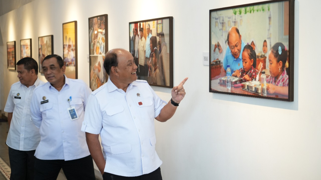 Kepala Badan Gizi Nasional Pasaman Apresiasi Pameran Fotografi Satu Tahun BGN Pasaman